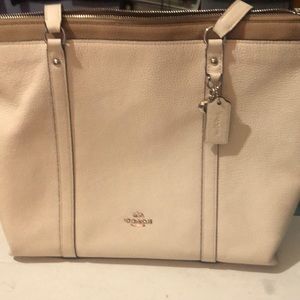 Coach Purse. Good Condition. Shows Little Wear. Thanks for viewing.